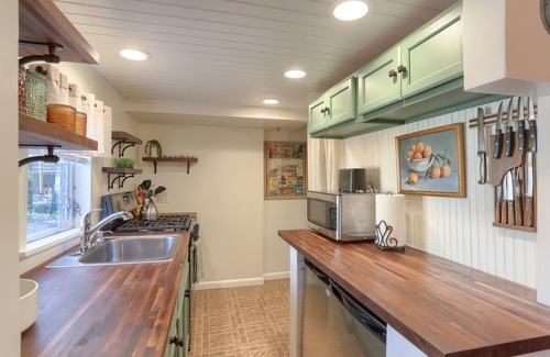 Timber Hills Cabaña | 2 Bedroom fully updated cozy Mt. Gretna Cottage with parking