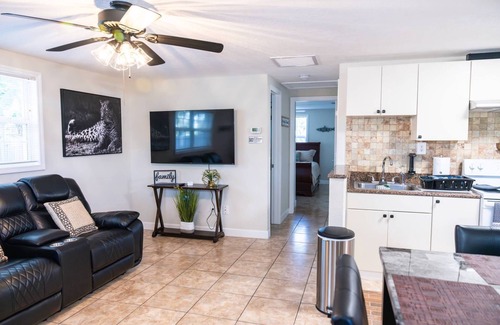 Bearss Plaza Casa | 2 Bedroom Home close to all Tampa's Attractions and Downtown!