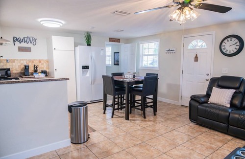 Bearss Plaza Casa | 2 Bedroom Home close to all Tampa's Attractions and Downtown!