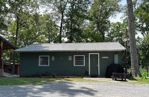 Dandridge Cabina | 2 bedroom home on Lake Douglas, perfect for fishermen! Close to all attractions!