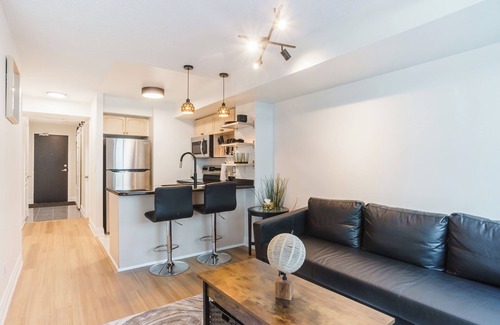 Financial District Hotel | 2-bedroom hotel in fabulous Toronto with AC