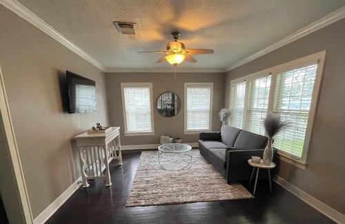 Bacliff Casa | 2 bedroom house 7 minutes away from kemah boardwalk and close to Galveston bay.