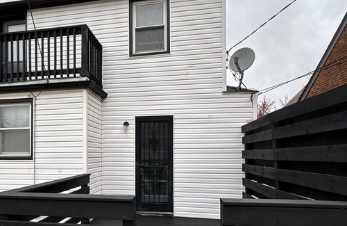 Cleveland Heights Casa | 2-bedroom house close to the Cleveland Clinic Main Campus w/fireplace and a den