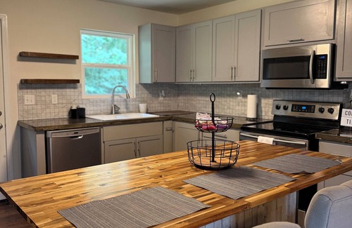 Bessemer Casa | 2-bedroom house in Bessemer, Alabama. 30 mins from downtown Birmingham