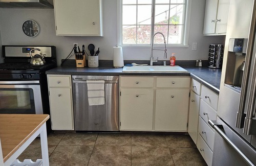 Harbor Casa | 2-bedroom house in charming Long Beach 7 minutes from Long Beach Airport.