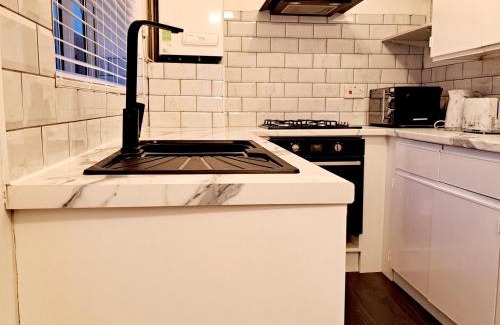 Leeds Casa | 2 Bedroom House in Leeds - Sleeps 5 WiFi Parking