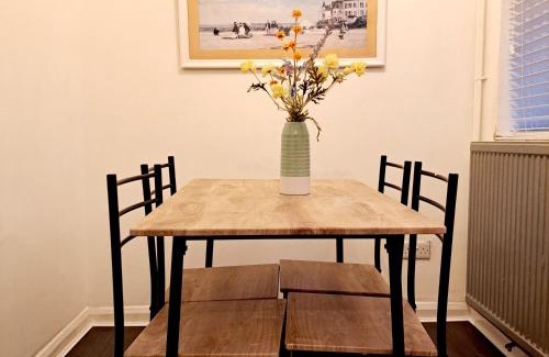 Leeds Casa | 2 Bedroom House in Leeds - Sleeps 5 WiFi Parking