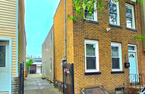 North Ironbound Casa | 2-bedroom house in peaceful Newark with AC, WiFi. Relax and unwind