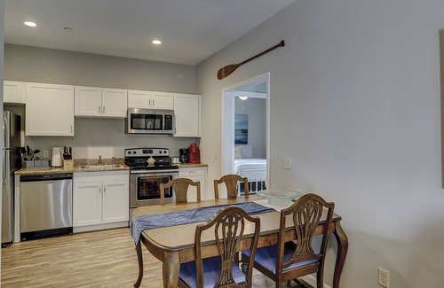Bluffton Apartamento | 2 Bedroom in Calhoun Street Promenade with Balcony