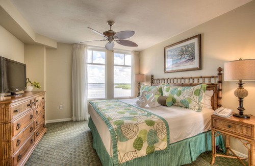 Fort Myers Beach Hotel | 2-Bedroom Island Getaway w/ On-Site Dining & Relaxing Views