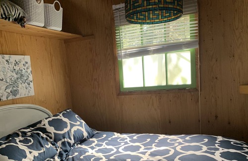 Westerose Cabina | 2 Bedroom Lakefront Rustic Cabin
