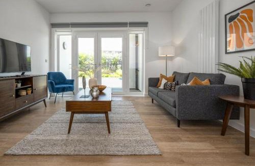 Walton-on-Thames Apartamento | 2-Bedroom Luxury apt with Gym, roof terrace, Free Parking and 3 min walk to train st