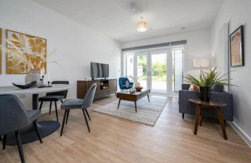 Walton-on-Thames Apartamento | 2-Bedroom Luxury apt with Gym, roof terrace, Free Parking and 3 min walk to train st