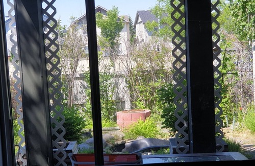 Shawnessy Apartamento | 2 Bedroom, one Bath, furnished suite, ideal for couples, small family & Singles