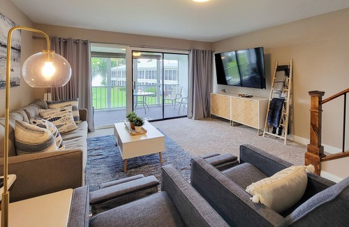Welaka Condominio | 2 Bedroom, Pool & River View Condo