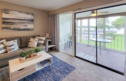 Welaka Condominio | 2 Bedroom, Pool & River View Condo