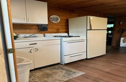 The Forks Cabina | 2 Bedroom Riverside Cabin in The Forks, pet friendly