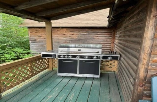 The Forks Cabina | 2 Bedroom Riverside Cabin in The Forks, pet friendly
