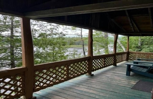 The Forks Cabina | 2 Bedroom Riverside Cabin in The Forks, pet friendly