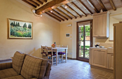 Gambassi Terme Apartamento | 2-bedroom rustic apartment in charming Gambassi with WiFi