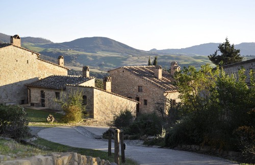 Gambassi Terme Apartamento | 2-bedroom rustic apartment in charming Gambassi with WiFi