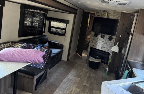 Centerville Casa | 2-bedroom RV in fabulous Leona with AC.Exotic animals outside.We have a lake