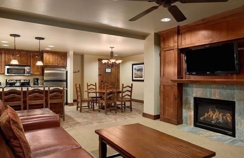 Breckenridge Cabina | 2 bedroom ski in/ski out on Peak 7
