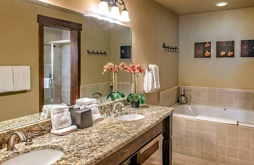 Breckenridge Cabina | 2 bedroom ski in/ski out on Peak 7