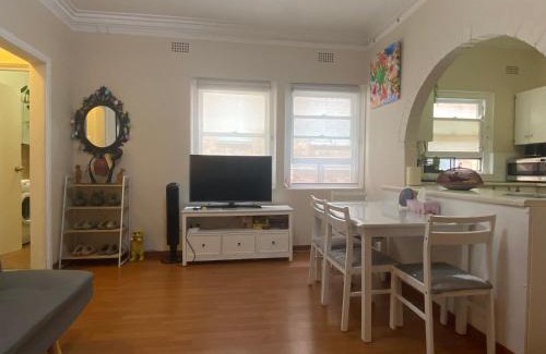 Wollongong CBD Apartamento | 2 bedroom small unit 1 minute walk to shopping centre NO PARKING SLOT NO LIFT