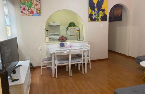 Wollongong CBD Apartamento | 2 bedroom small unit 1 minute walk to shopping centre NO PARKING SLOT NO LIFT
