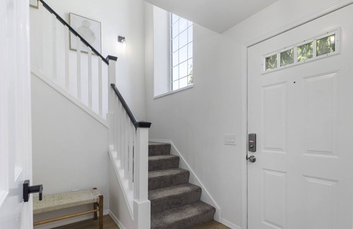 Mukilteo Casa | 2 bedroom spacious modern townhouse, 75" TV, 5min from Beach