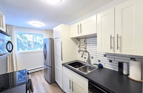 North Central Edmonton Apartamento | 2 Bedroom Suite Downtown w/ Parking