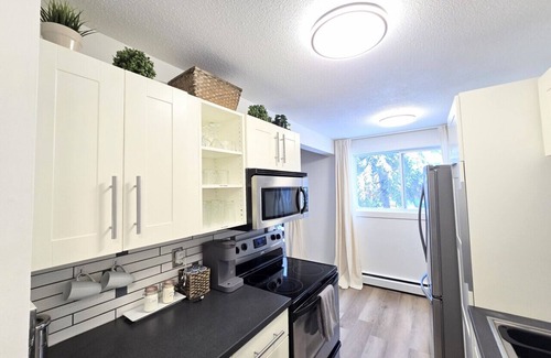 North Central Edmonton Apartamento | 2 Bedroom Suite Downtown w/ Parking