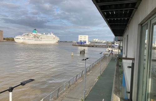 Woolwich Riverside Apartamento | 2 bedroom Thames riverside apartment with free wifi.