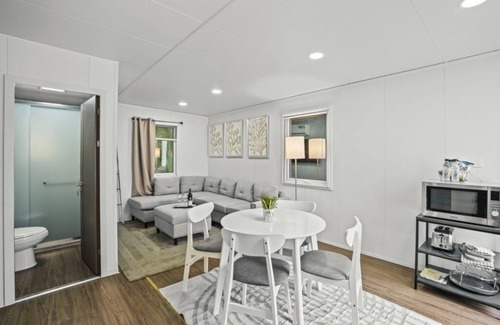 Hollywood Casa | 2 Bedroom Tiny Farm Home Next to Shul, near Seminole Hard Rock Hotel & Casino! by RedAwning