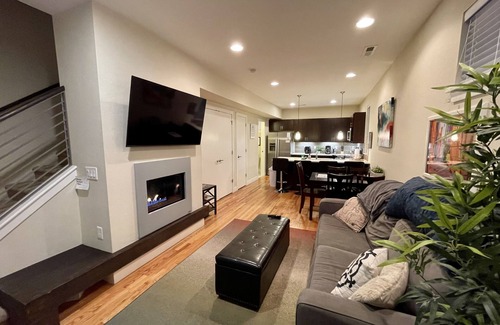 Jefferson Park Casa | 2 bedroom townhome w fire place & rooftop deck.