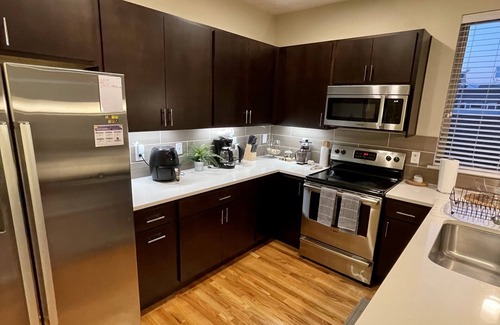 Jefferson Park Casa | 2 bedroom townhome w fire place & rooftop deck.