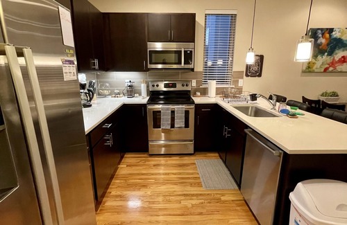 Jefferson Park Casa | 2 bedroom townhome w fire place & rooftop deck.
