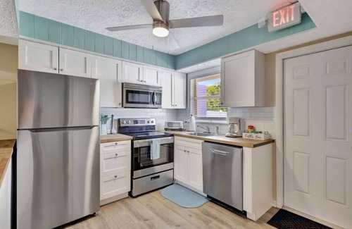 Indian River Estates Casa | 2 bedroom tropical pool home