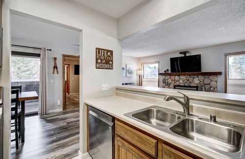 Warrior's Mark Condominio | 2 Bedroom updated Base 9 condo, walk to town and peak 9!