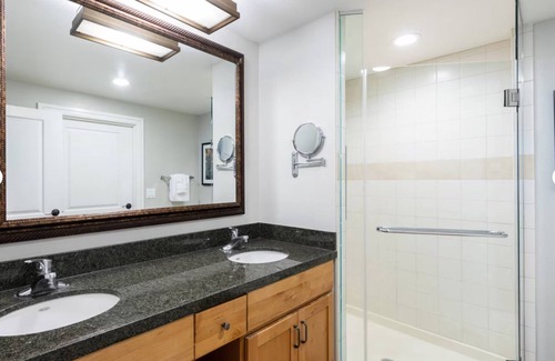 Lakeside Park Complejo | 2-bedroom Villa with WiFi, fitness room, pool in S. Lake Tahoe's Timber Lodge