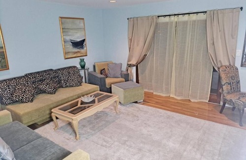 Sheepshead Bay Apartamento | 2 Bedroom Waterfront Apartment. Peaceful, Friendly NYC Location.