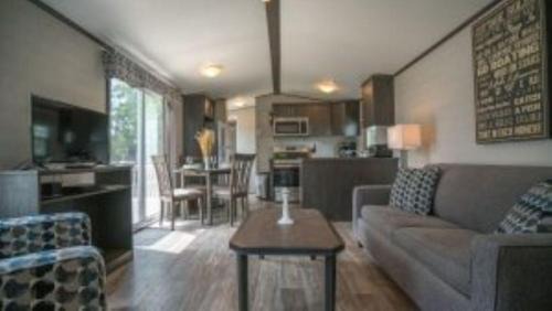 Campbellford Casa | 2 Bedroom Waterfront Cottage Cedar Point Cres 2