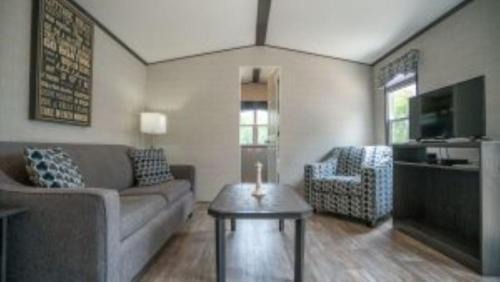 Campbellford Casa | 2 Bedroom Waterfront Cottage Cedar Point Cres 2