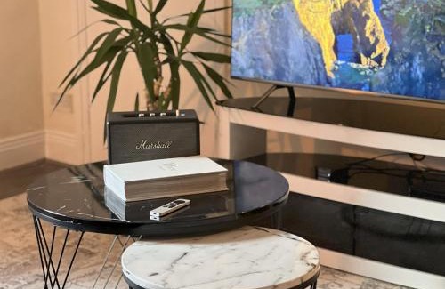 Heaton Apartamento | 2 Bedrooms, 1 Bathroom, Fast Wifi, Apple TV, Netflix, Free Parking, 20 PERCENT OFF LONG STAYS