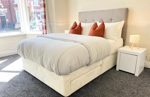Heaton Apartamento | 2 Bedrooms, 1 Bathroom, Fast Wifi, Apple TV, Netflix, Free Parking, 20 PERCENT OFF LONG STAYS