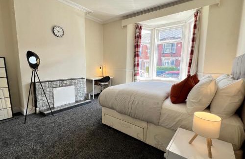 Heaton Apartamento | 2 Bedrooms, 1 Bathroom, Fast Wifi, Apple TV, Netflix, Free Parking, 20 PERCENT OFF LONG STAYS