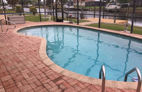 Edgewater Casa | 2 dormitorios, 2 baños con piscina en el canal, a poca distancia de Beach Park