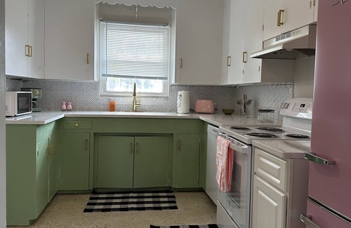 Whitfield Casa | 2 Bedrooms, Bay WaterViews, Beaches, shops, Marina, fishing, all near by