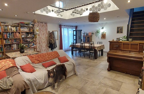 Blere Cama Y Desayuno | 2 Bedrooms in large house with small garden, fireplace, charming town center